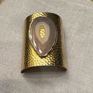 Luxurious Gold Cuff Bracelet with Agate Accent